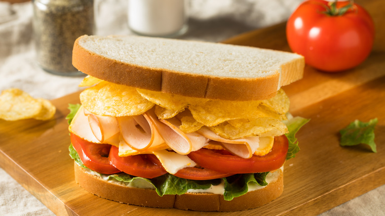 Sandwich assembled with potato chips