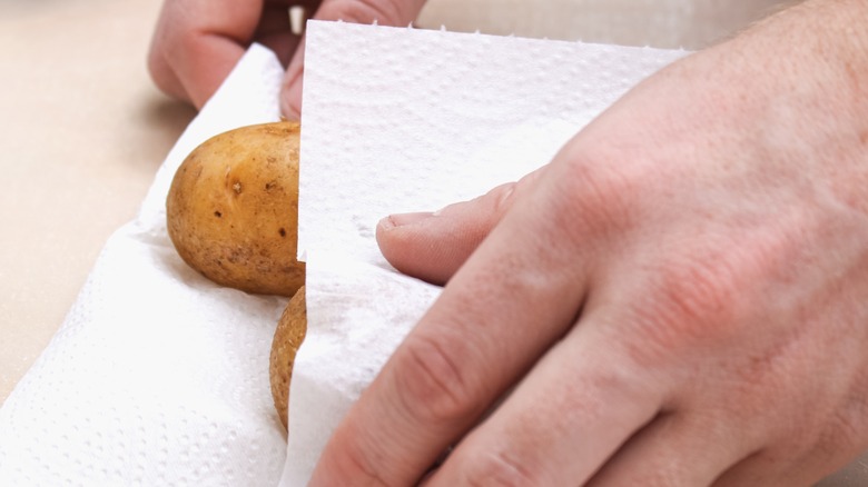 potatoes wrapped in kitchen towel