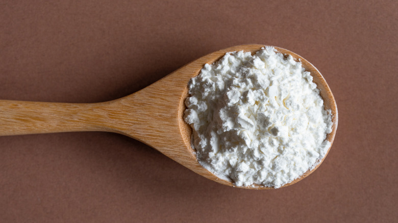 A wooden spoon with cornstarch