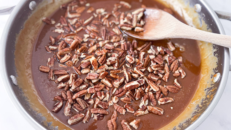 pecans in caramel sauce