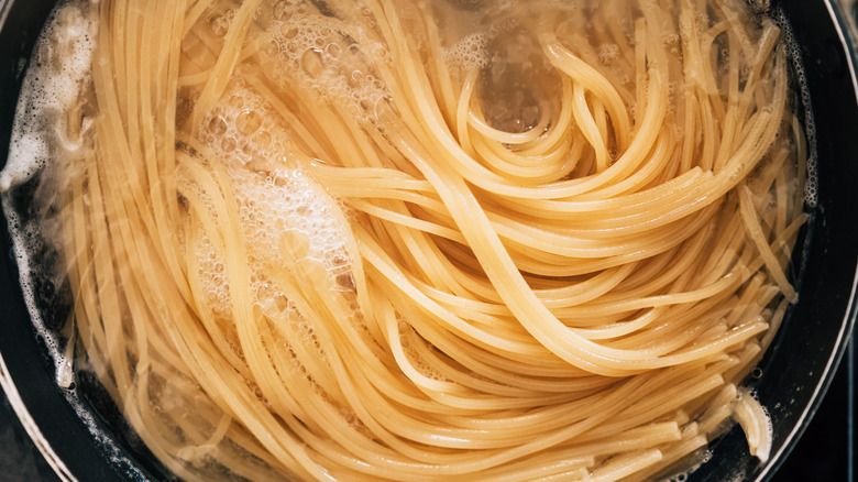 spaghetti in pot 