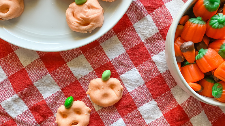 pretzels on napkin 