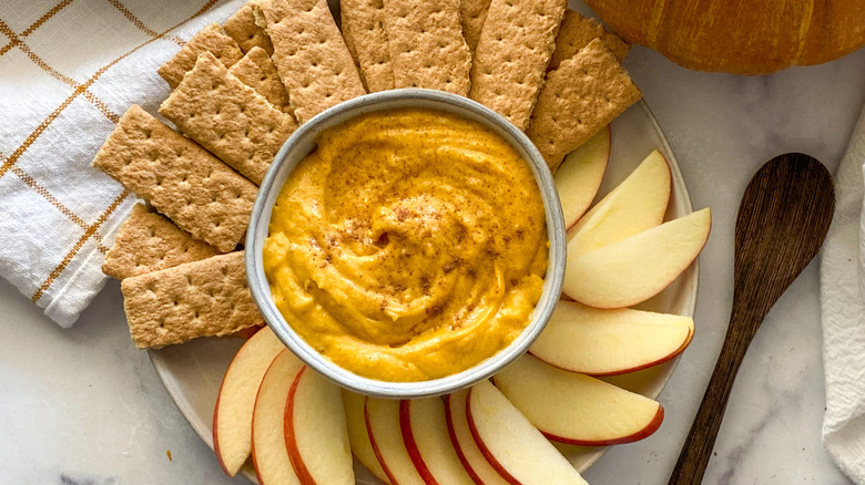 pumpkin pie dip with crackers and apples