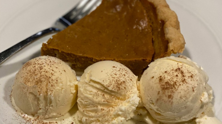 Pumpkin pie and ice cream 