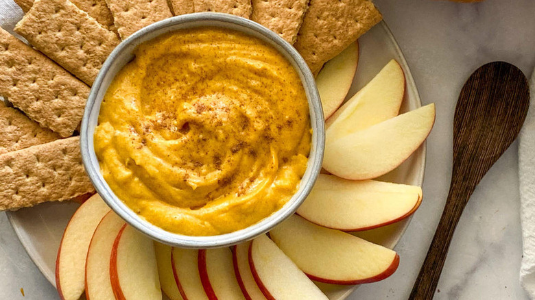 pumpkin pie dip with dippers