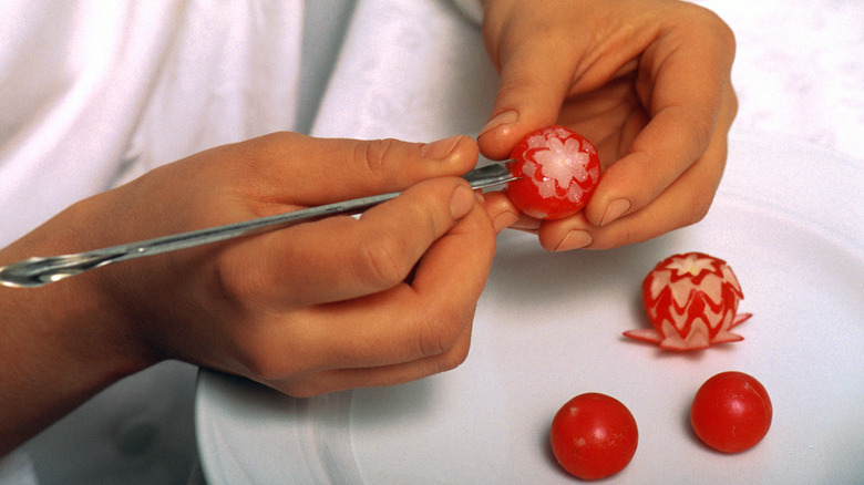 Making radish star with knife 