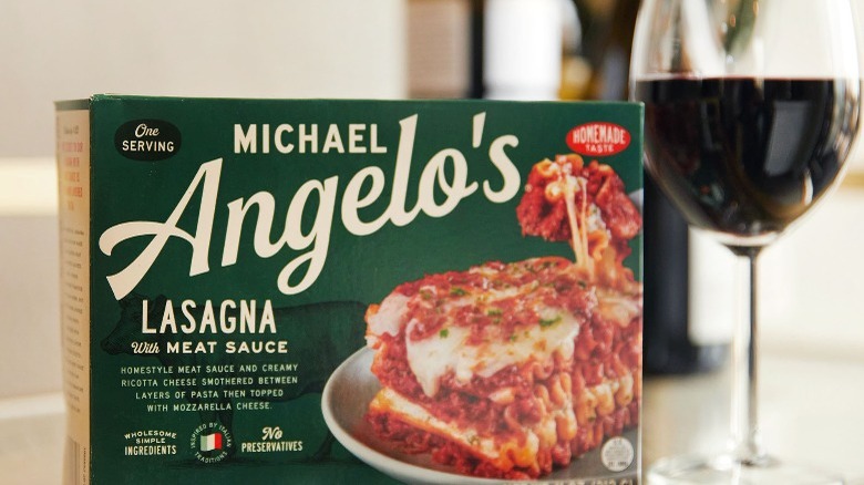 Lasagna box with wine