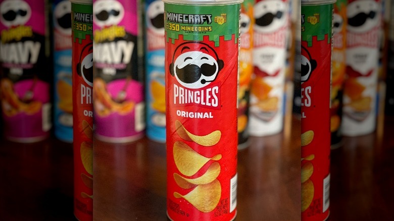 Pringles original flavor chips can
