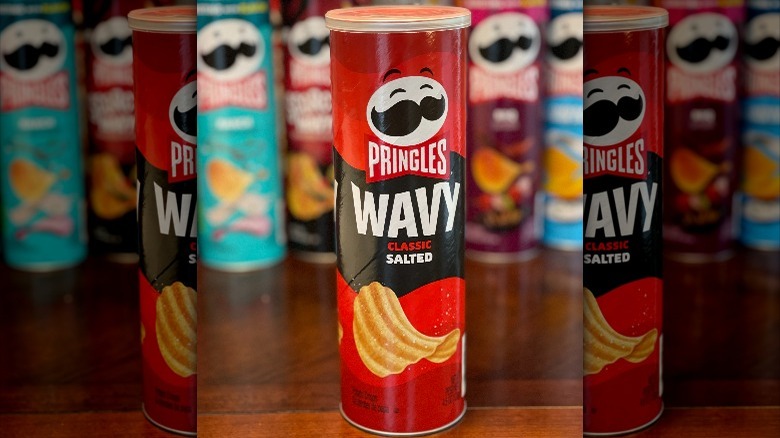 Wavy classic salted pringles can