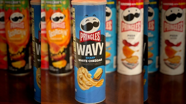 Wavy white cheddar pringles can