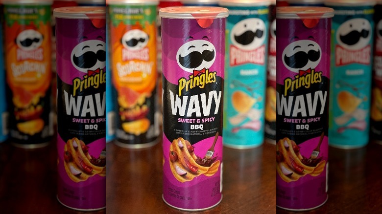 Pringles wavy bbq can