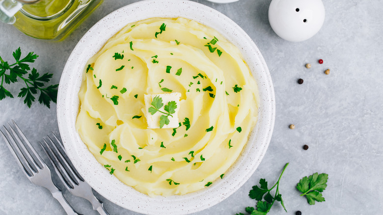 Bowl of mashed potatoes 