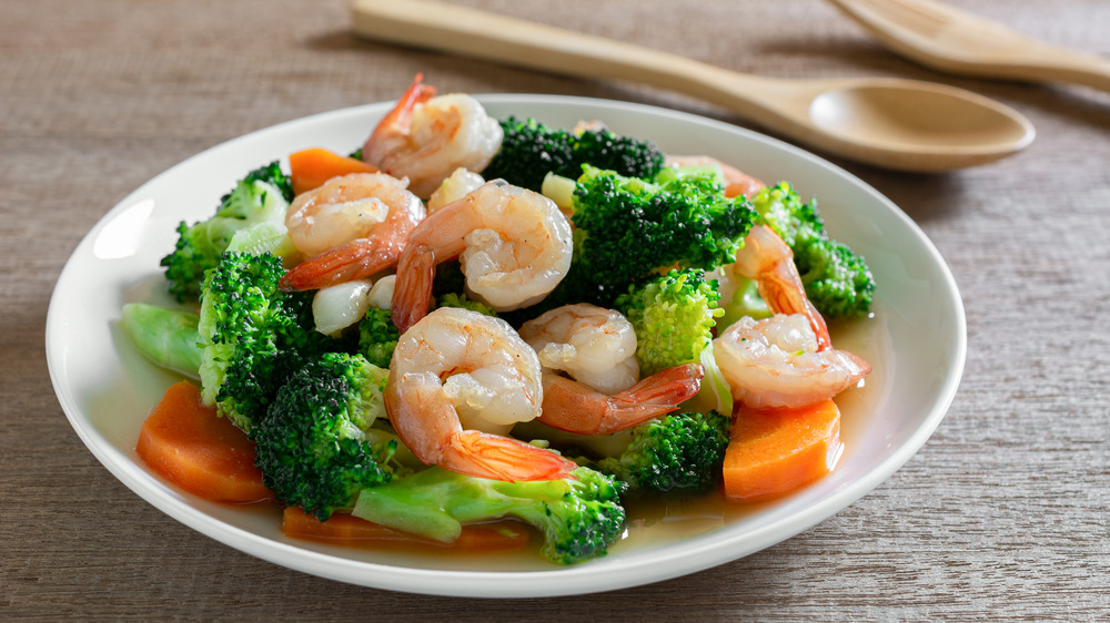 broccoli stir-fry with carrots and shrimp