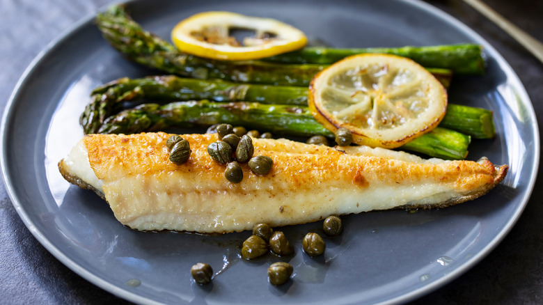 Capers on fish and asparagus