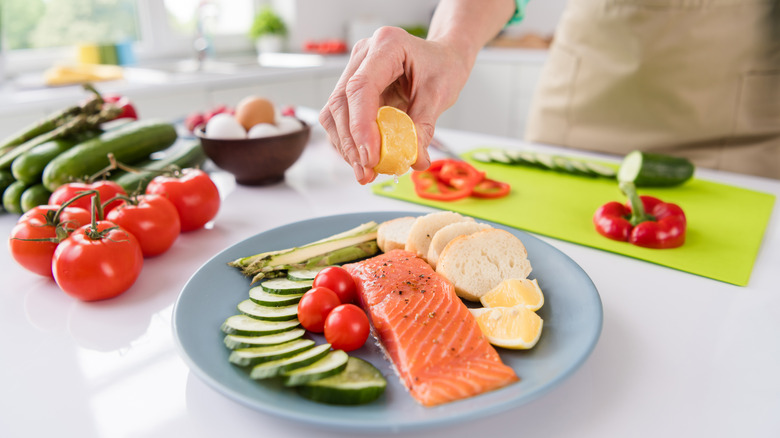 Salmon with lemon and vegetables