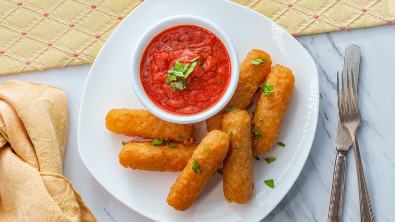 Mozzarella sticks and marinara sauce