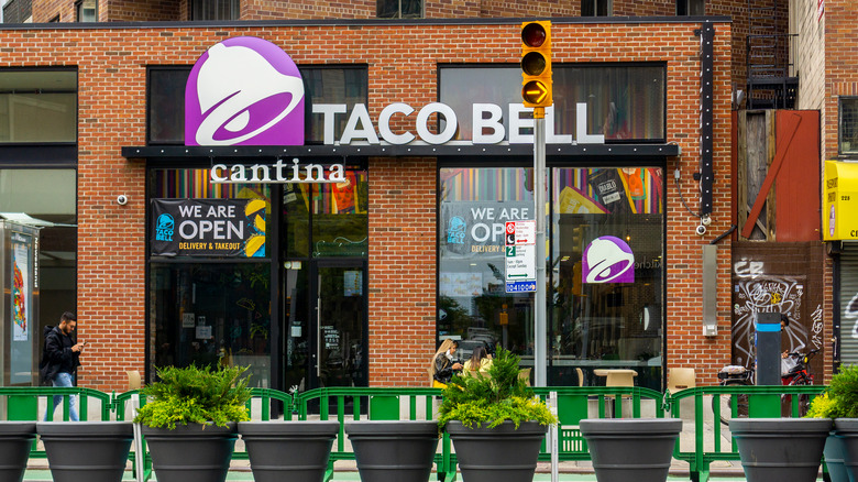 Taco Bell storefront 