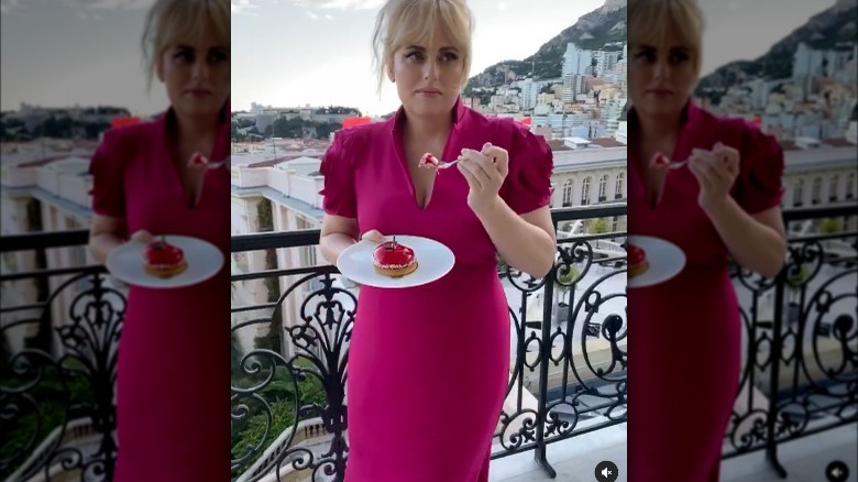 rebel wilson eating on balcony