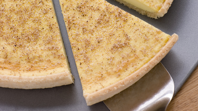 Custard tart with nutmeg