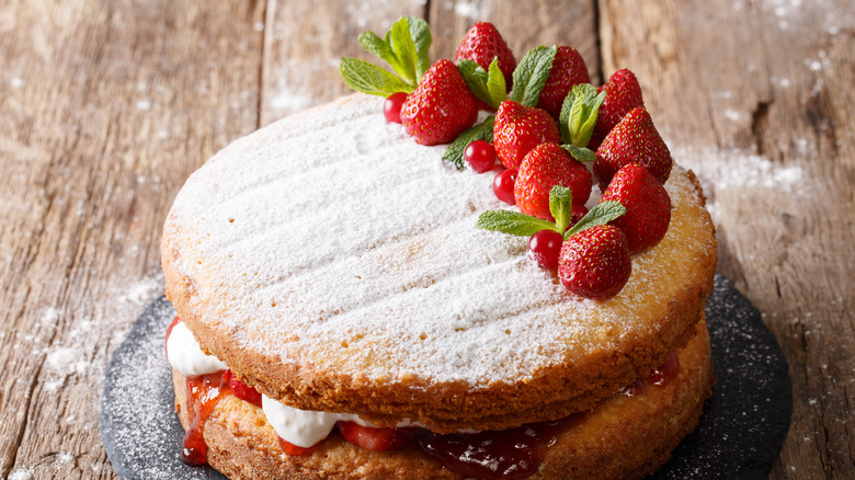 Victoria sponge with strawberries