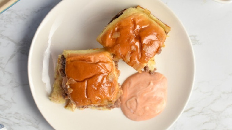 hamburger sliders with fry sauce