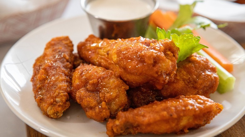 Buffalo wings with blue cheese