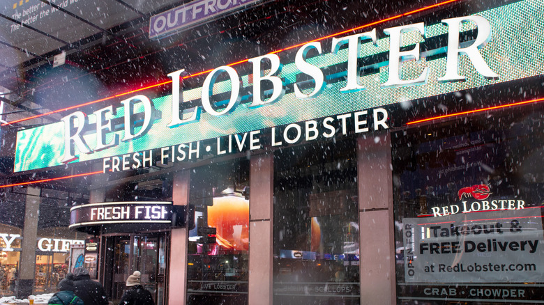 The exterior of a Red Lobster.