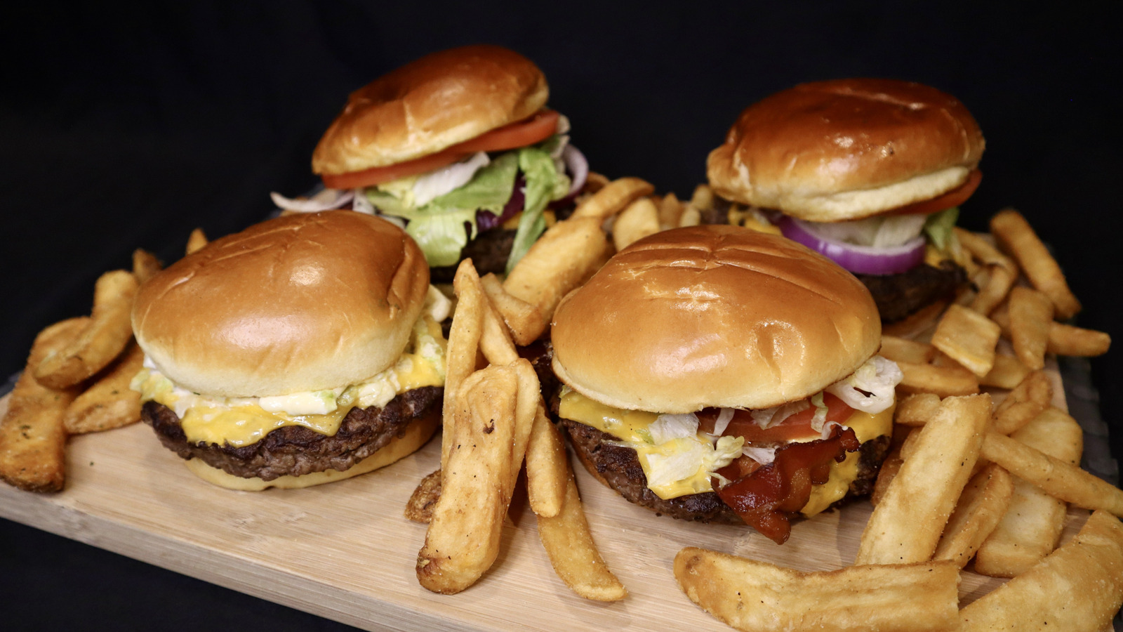 Red Robin Vs Texas Roadhouse: Which Burger Is Better?