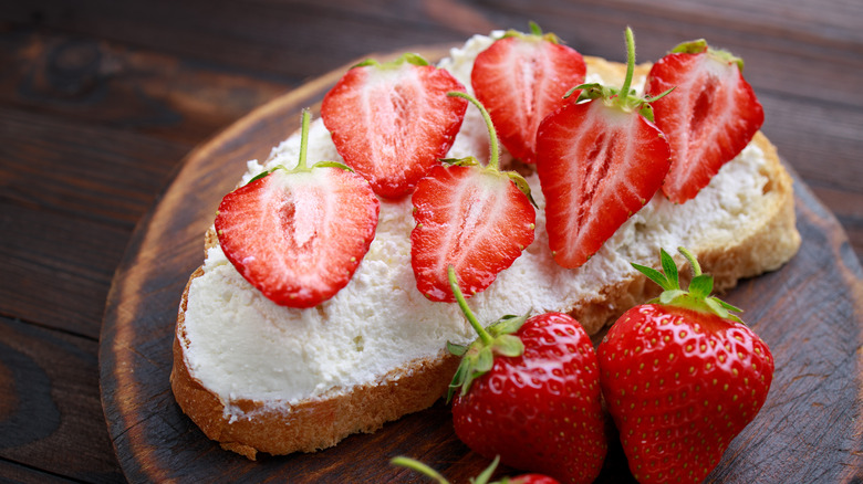 toast with ricotta and strawberries