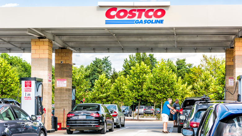 Costco gas station full of cars