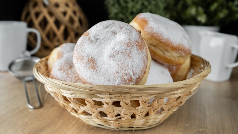 Paczki donuts in basket