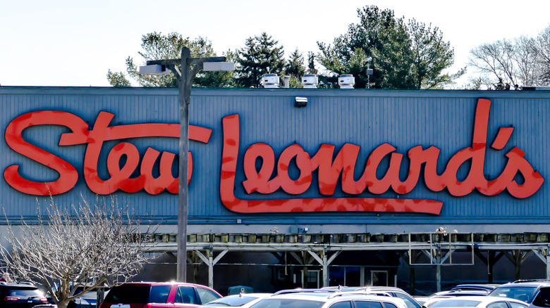 Stew Leonard's grocery sign