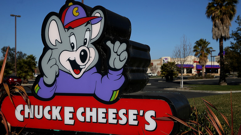 chuck e cheese's sign