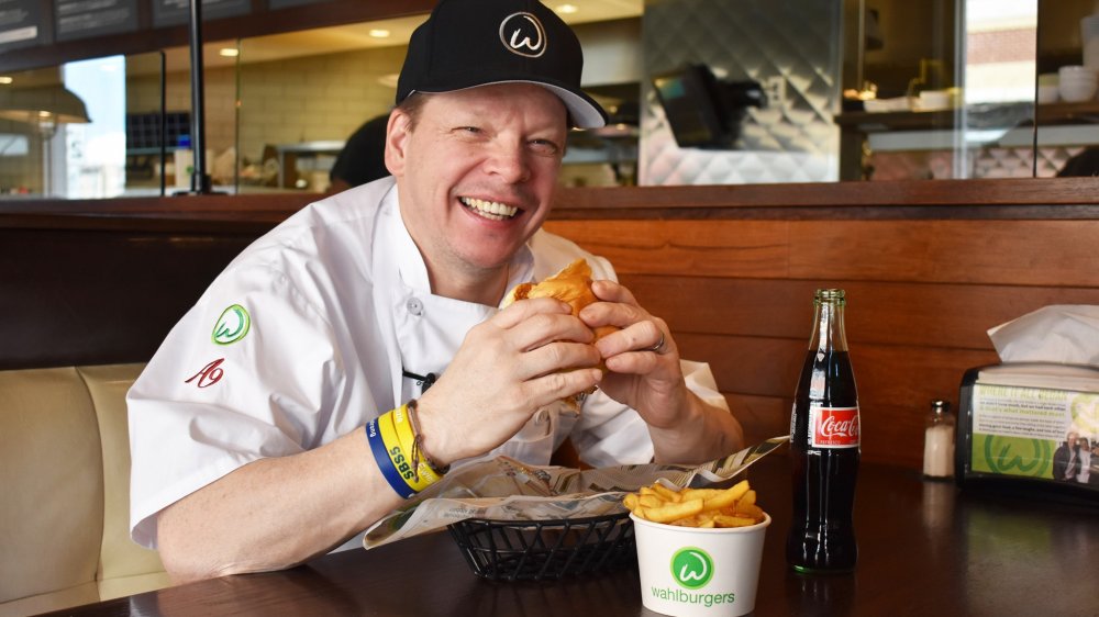 Paul Wallberg eating a Walhburger