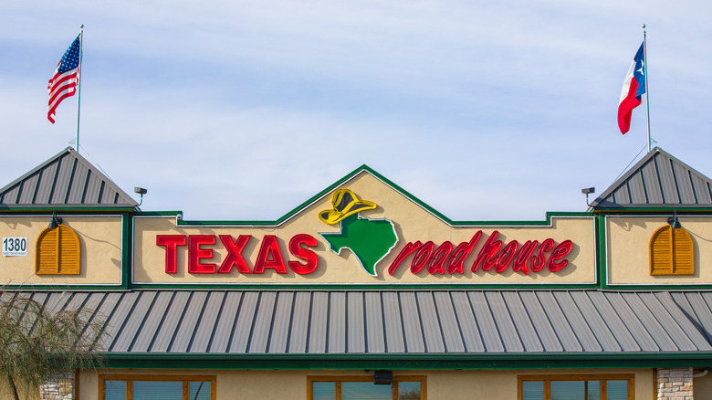 front of Texas Roadhouse location