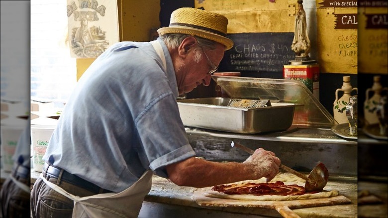 Domenico De Marco making pizza