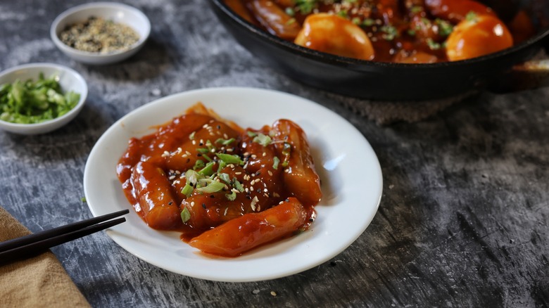 plate of tteokbokki