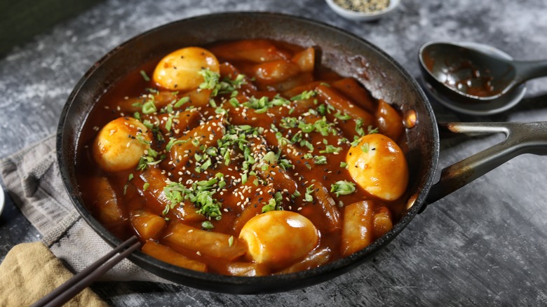 skillet of tteokbokki