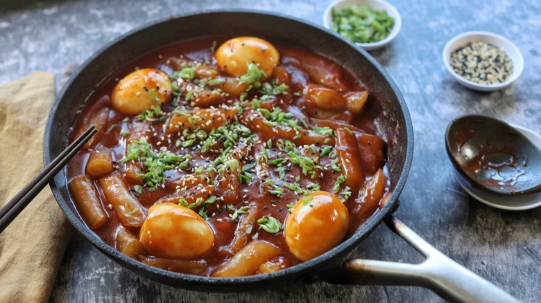 skillet of tteokbokki