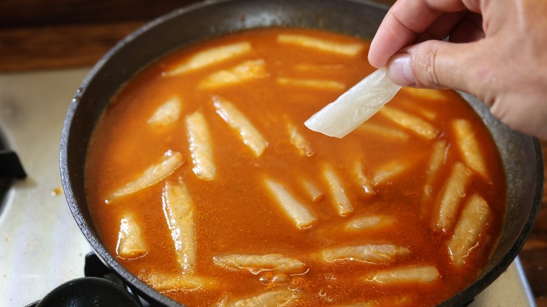 Adding rice cakes to sauce