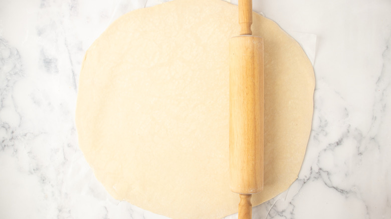 Rolling pin with flat dough circle