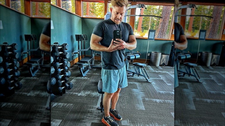 Richard Blais takes mirror selfie in the gym