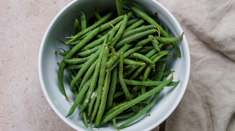 green beans in a bowl