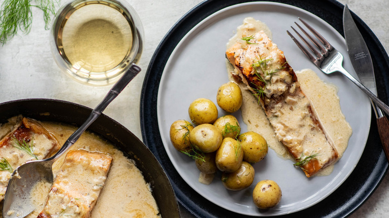 salmon with lemon dill sauce