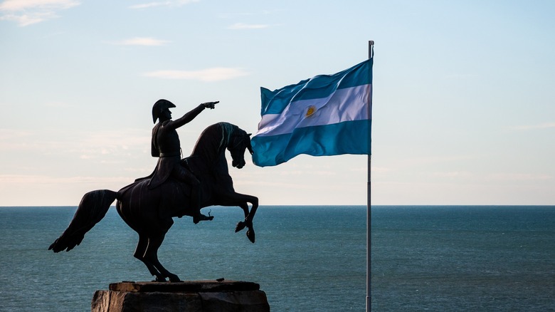 Mar del Plata with flag and statue