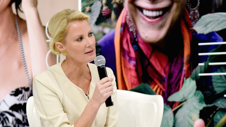 Sandra Lee speaks into microphone