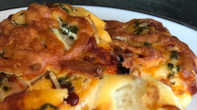 Green onion and cheese monkey bread close up