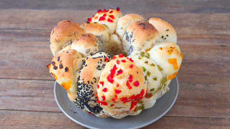 Peppler monkey bread with poppy seeds