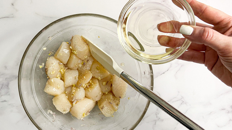 seasoned scallops in bowl