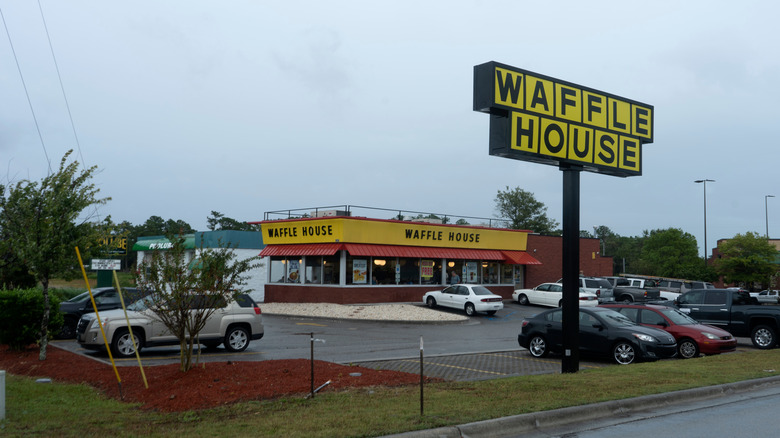 waffle house full parking lot